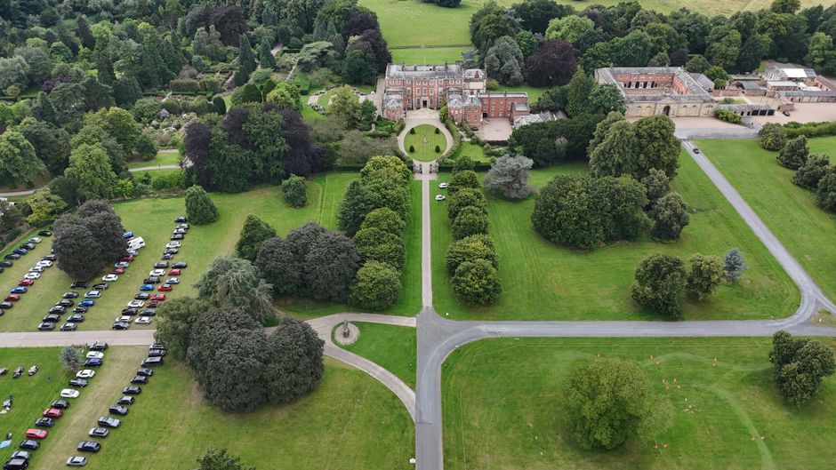 Dog-Friendly Gardens & Stately Homes