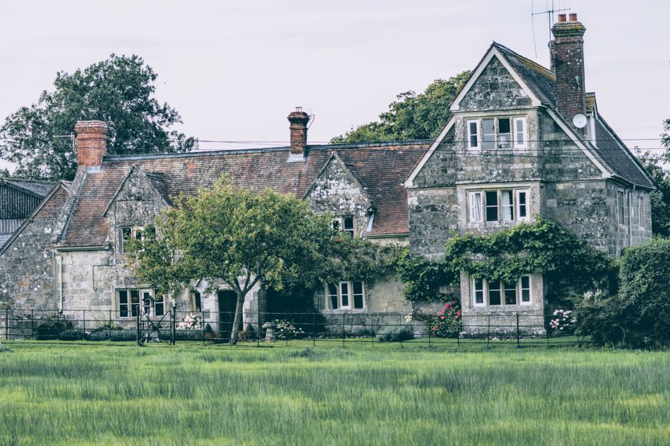 Dog-Friendly Cottage vs Hotel UK 2026: Which Is Best?